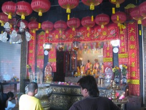 Chinese-new-year-Tempeldienst-inside-Penang-4