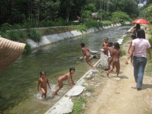 naked-children-Bukit-Lawang