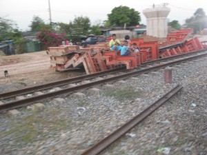 zugfahrt-thailand-kinderbaustelle