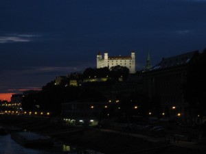 Burg von Bratislava bei Nacht